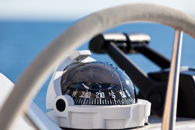 Sailing yacht control wheel and implement
